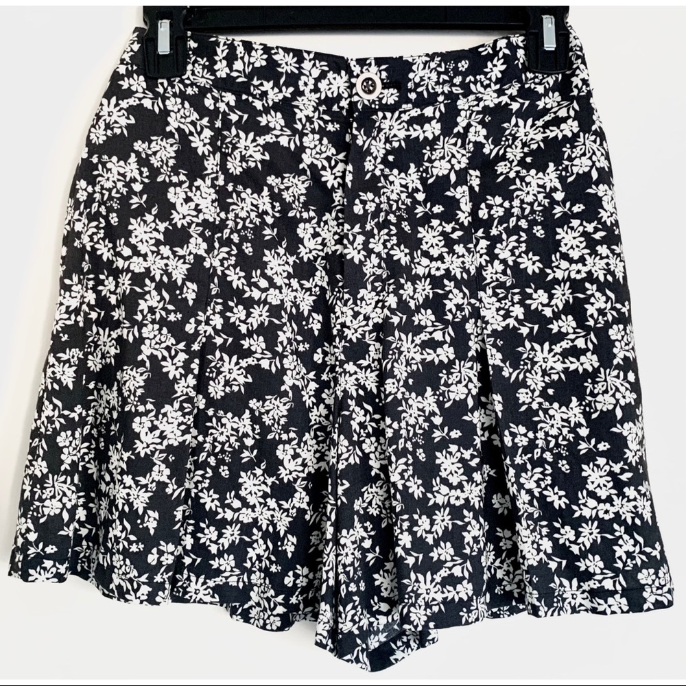 Buttoned Flower Skort Black & White Spring Look